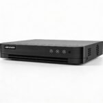 Grabador de vídeo Hikvision negro con indicadores frontales